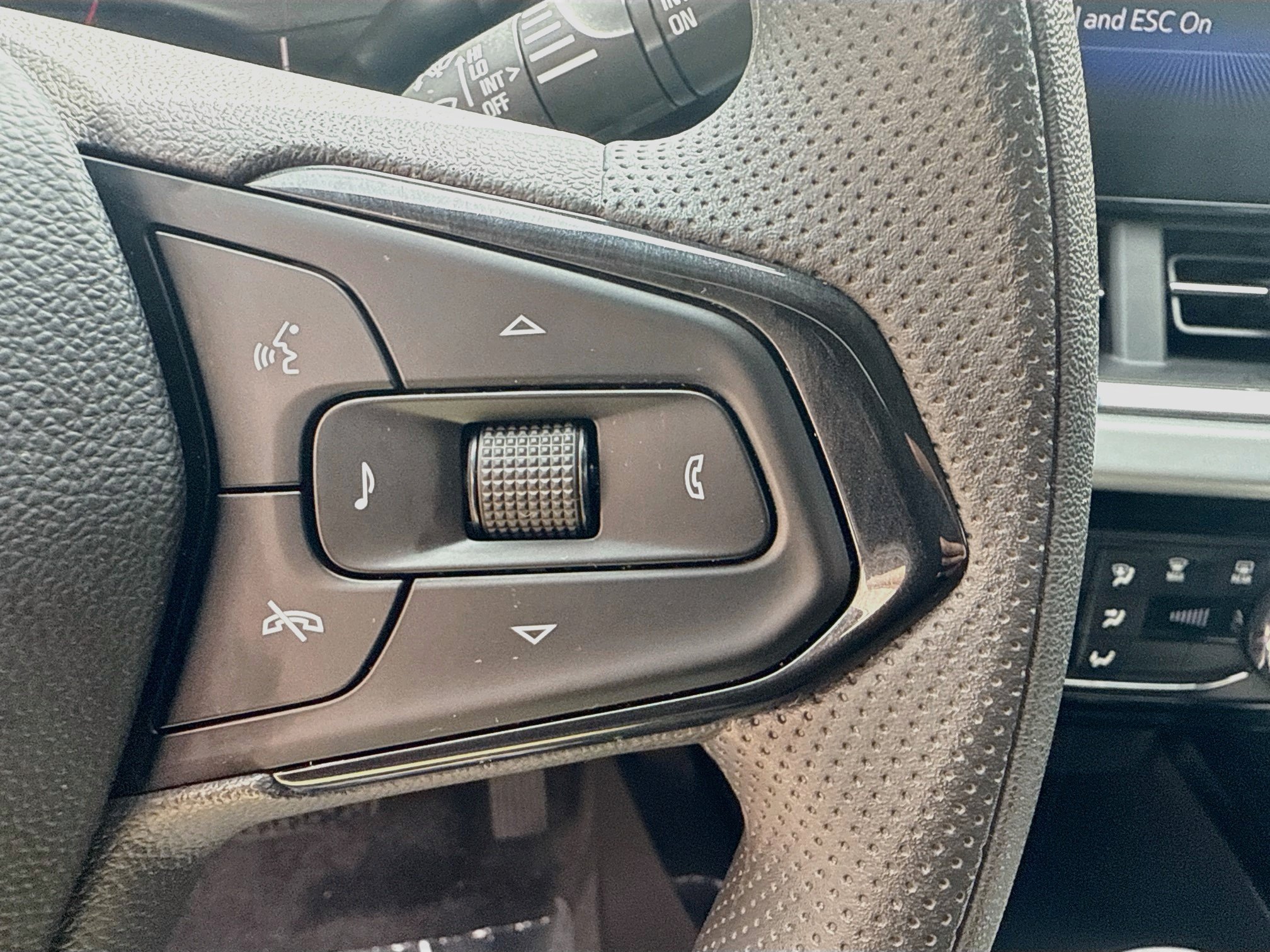 2025 Chevrolet Trax LT - Photo 36