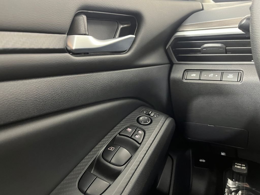 Used 2025 Glacier White Nissan 2.5 SV image 23