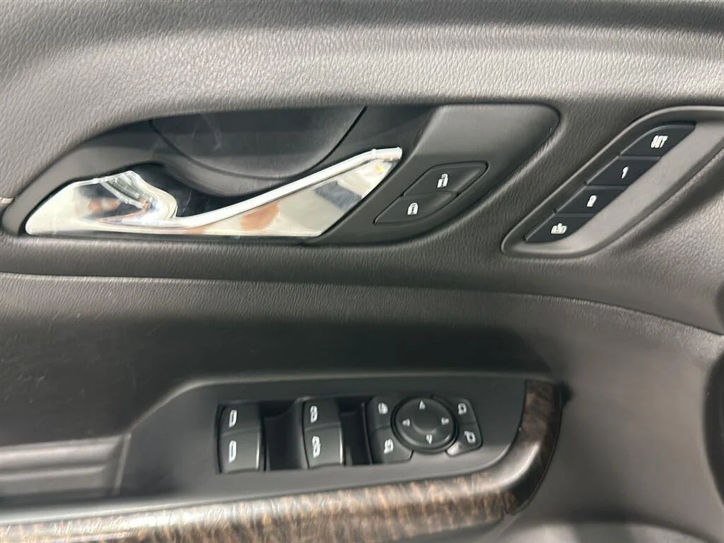 Used 2022 White Frost Tricoat GMC Denali image 21