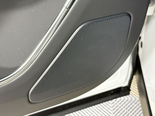 New 2026 Fuji White Land Rover SE image 21