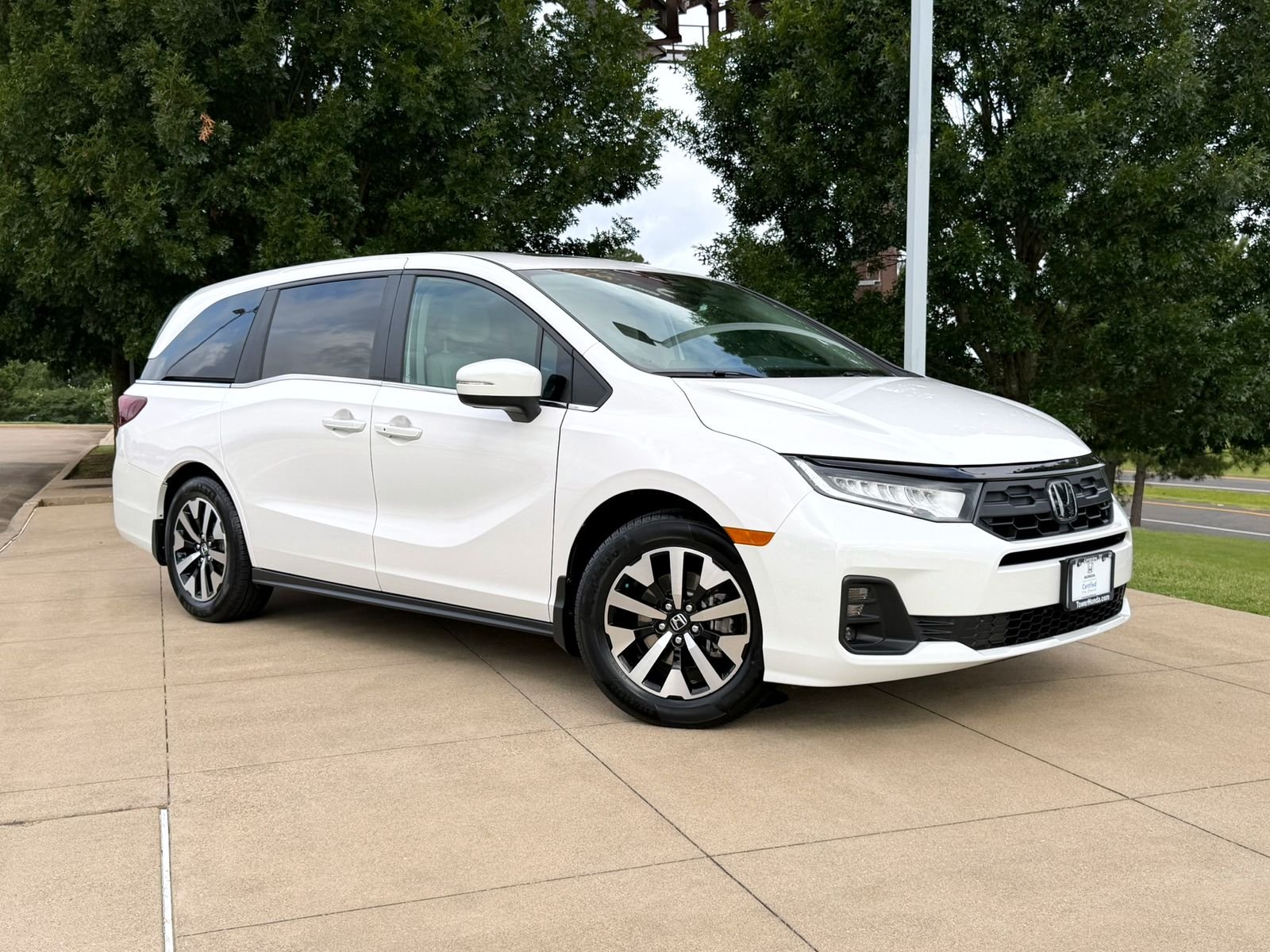 Certified Used 2025 Platinum White Pearl Honda EX-L image 1