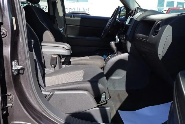 Used 2014 Granite Crystal Clearcoat Metallic Jeep Latitude image 31