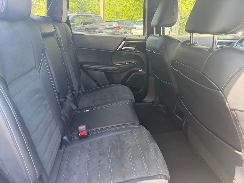 Used 2024  Mitsubishi SE Black Edition image 8