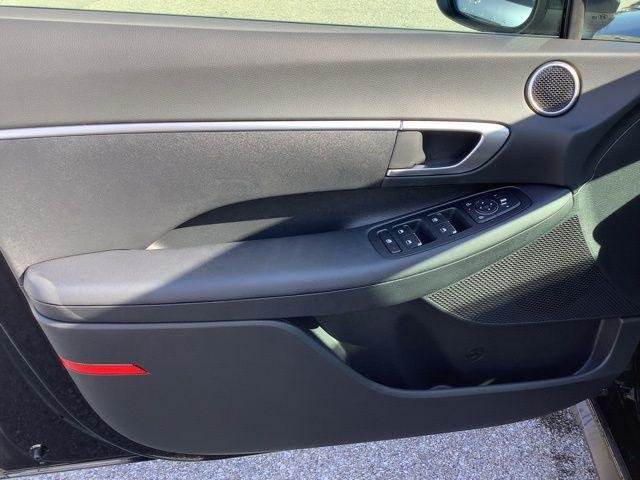 New 2026 Abyss Black Hyundai SE image 13