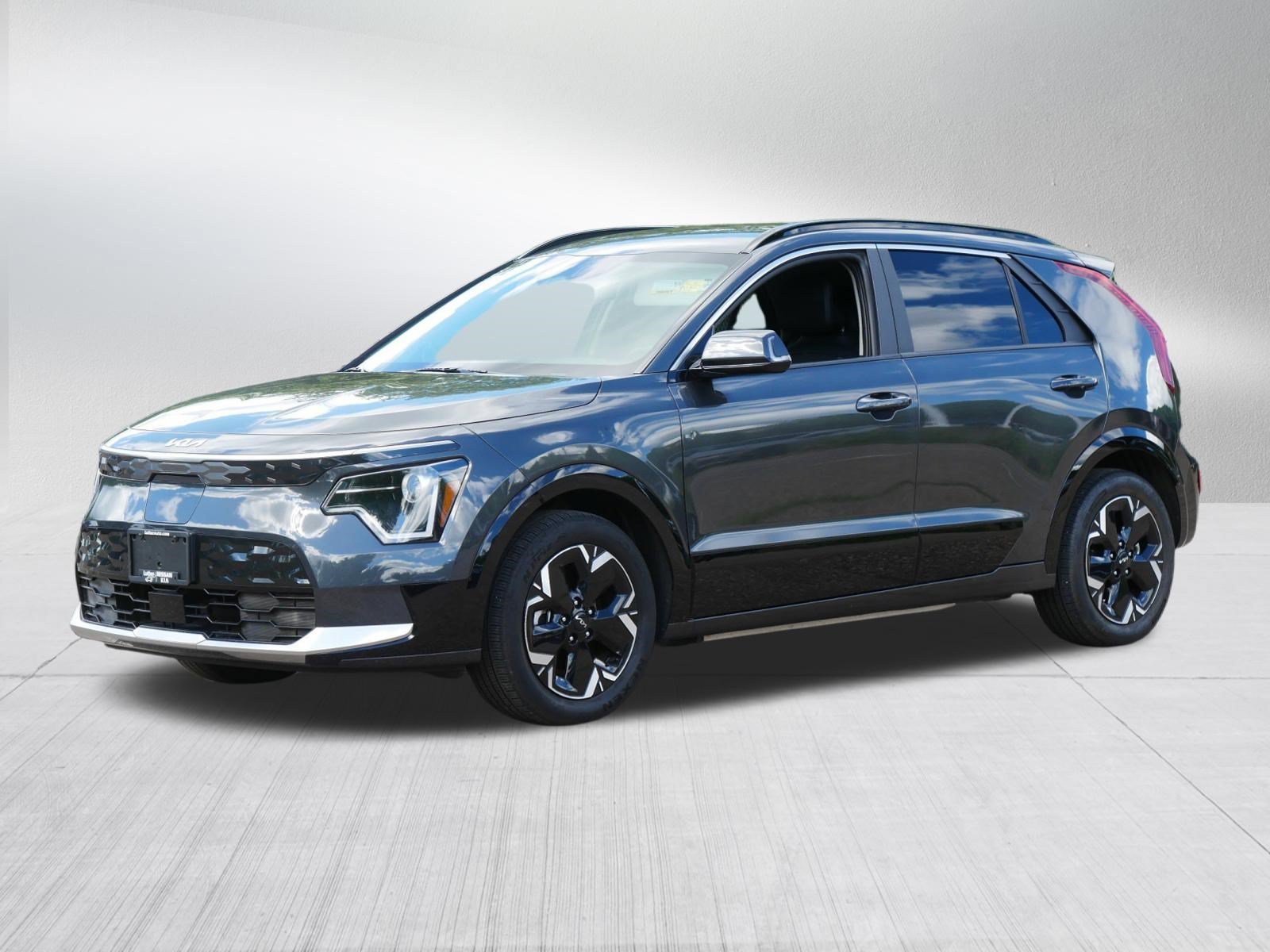 Used 2024 Graphite Gray Kia Wind image 3