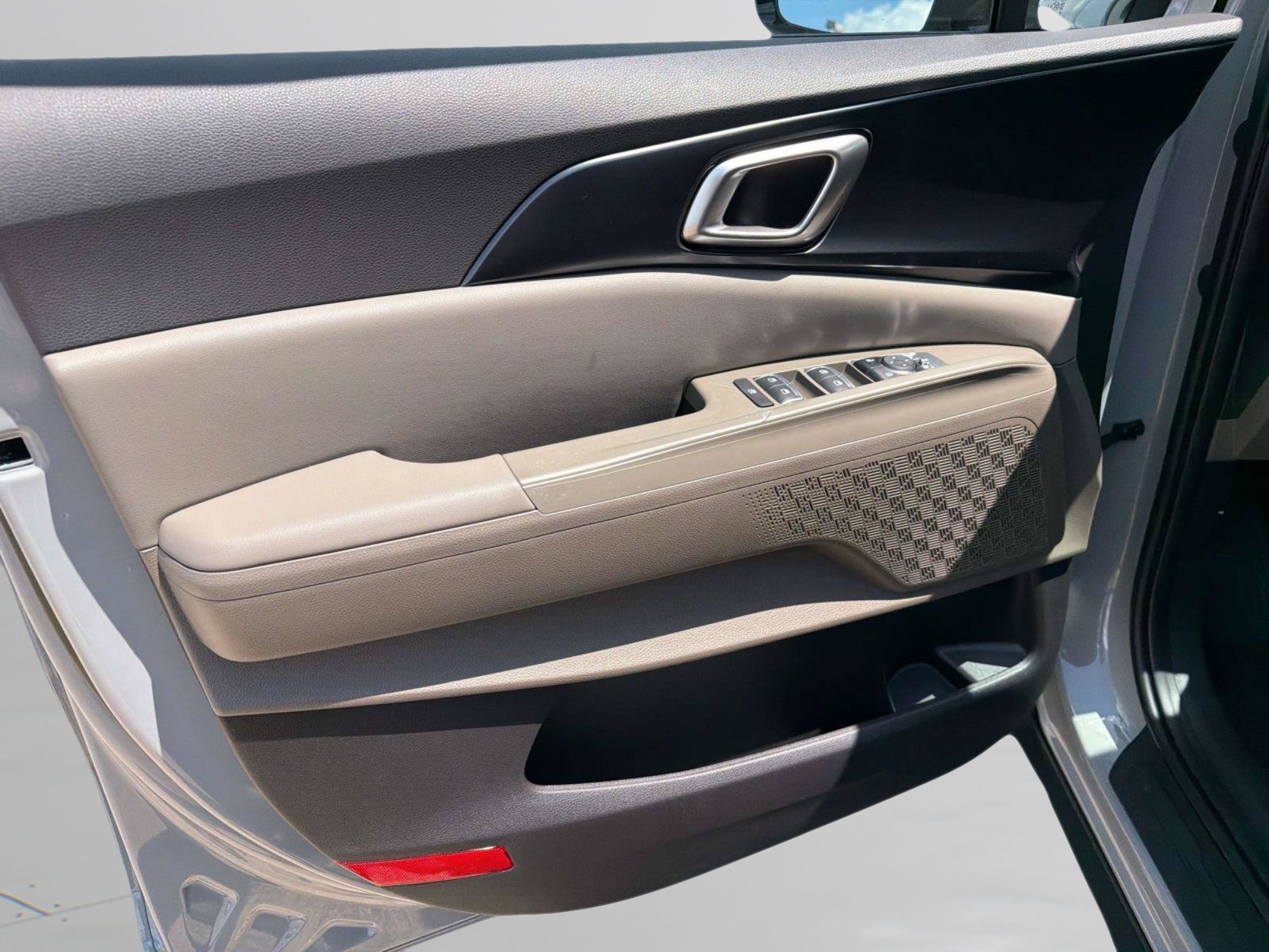 New 2027 Ceramic Silver Kia LX image 18