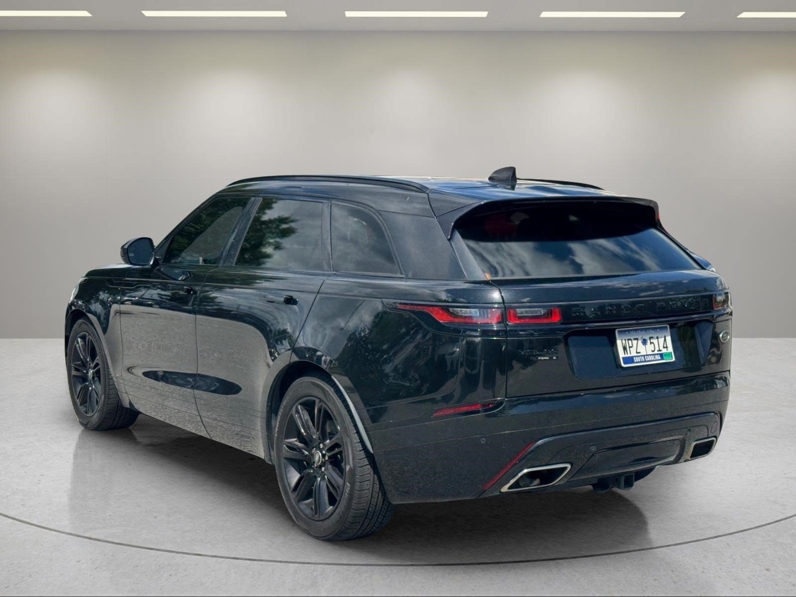 Used 2020  Land Rover R-Dynamic S image 3