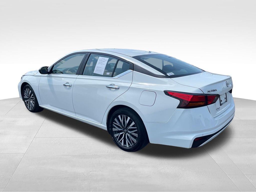 Used 2025 White Nissan 2.5 SV image 3