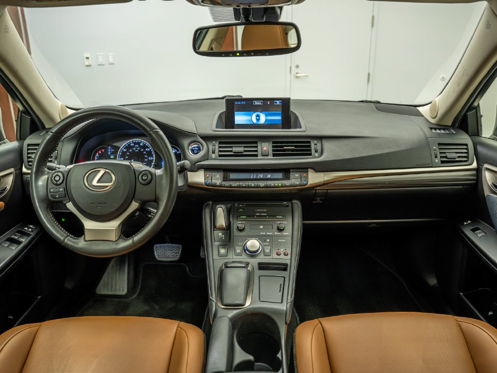 Used 2014 Pearl Lexus 200h image 4