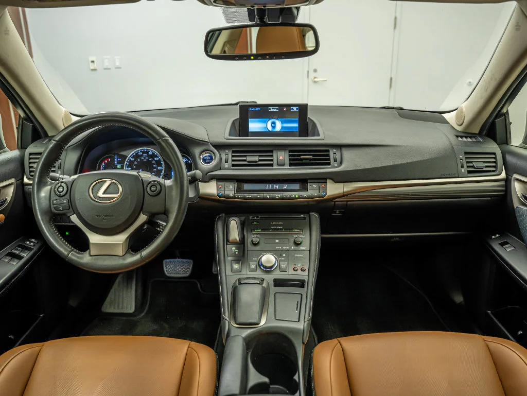 Used 2014 Pearl Lexus 200h image 4