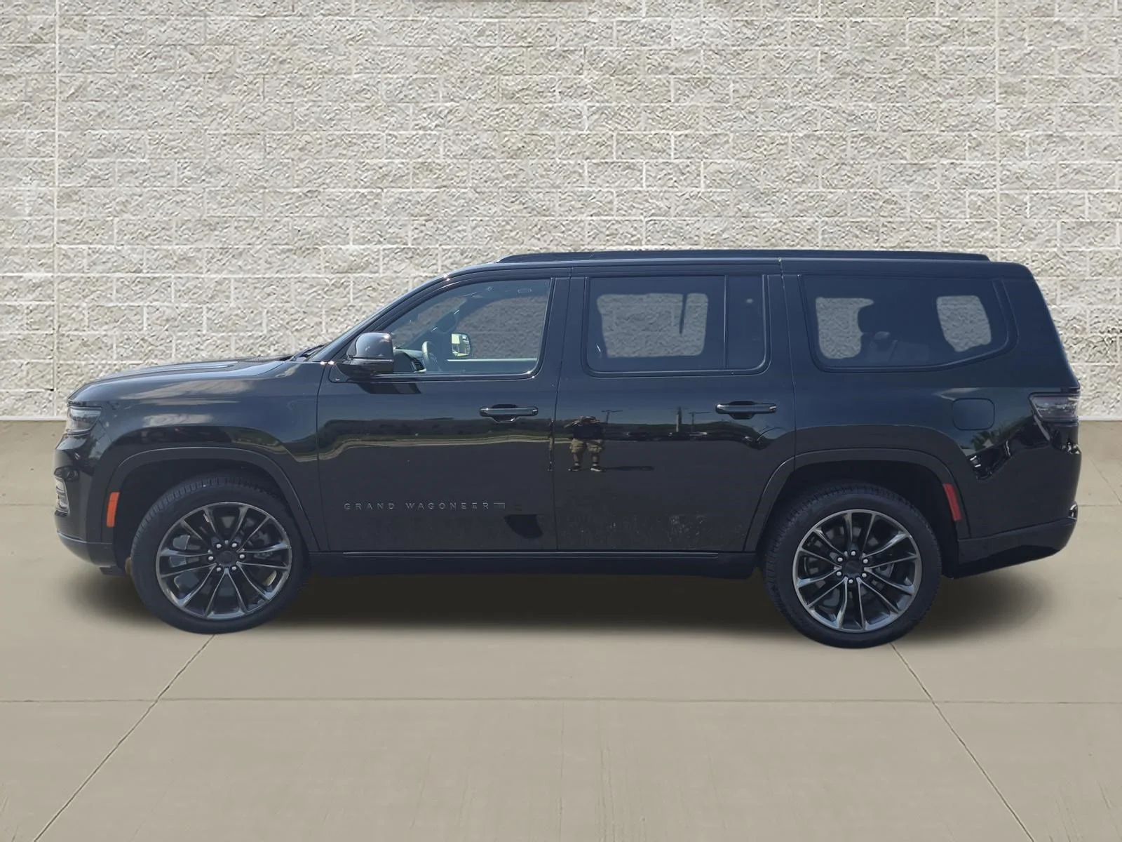 Used 2025 Diamond Black Crystal Pearlcoat Jeep Series II Obsidian image 4