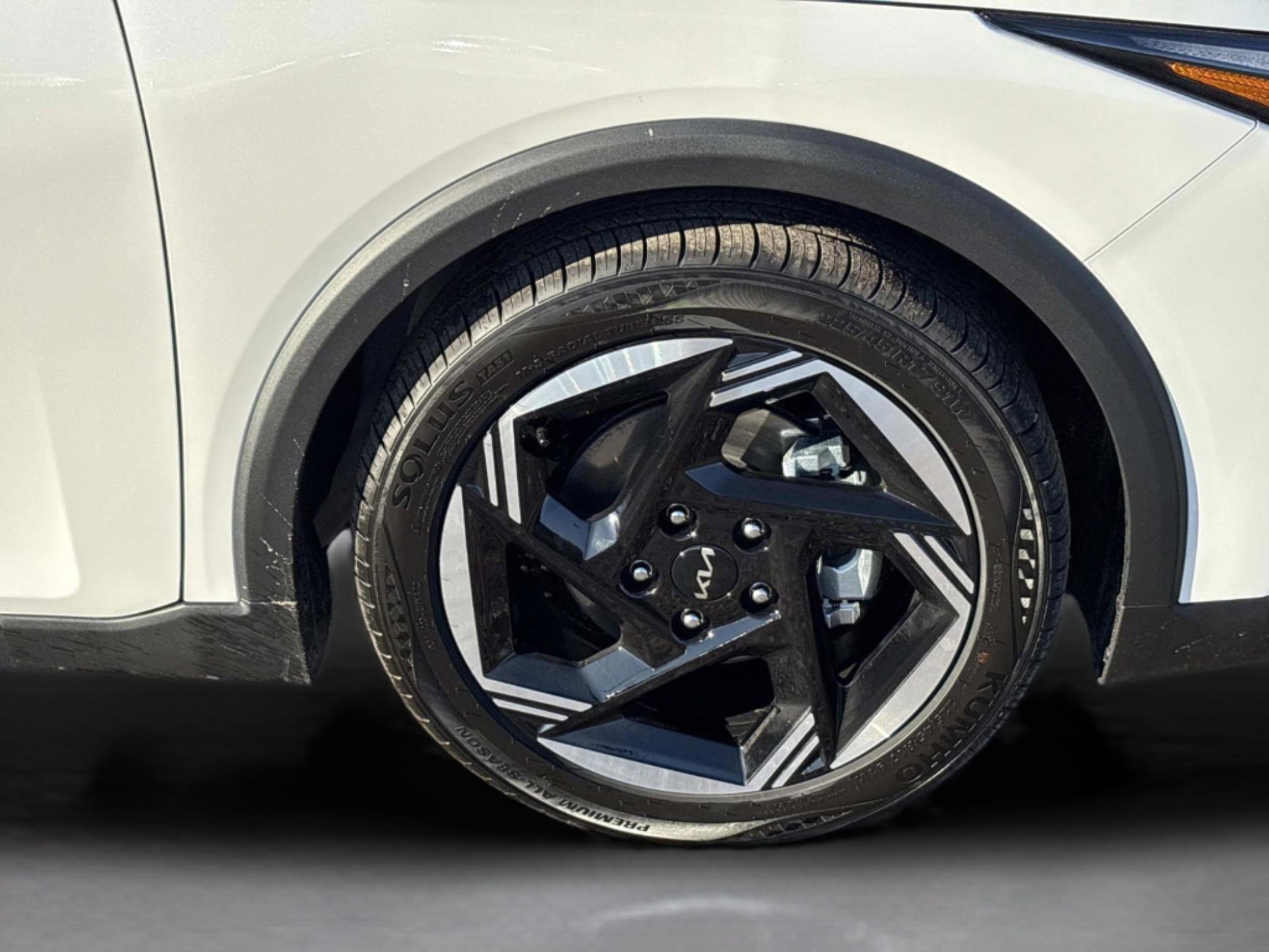 New 2025 Snow White Pearl Kia EX image 9