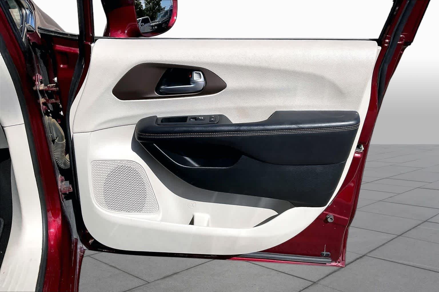 Used 2018 Velvet Red Pearlcoat Chrysler Touring L image 21