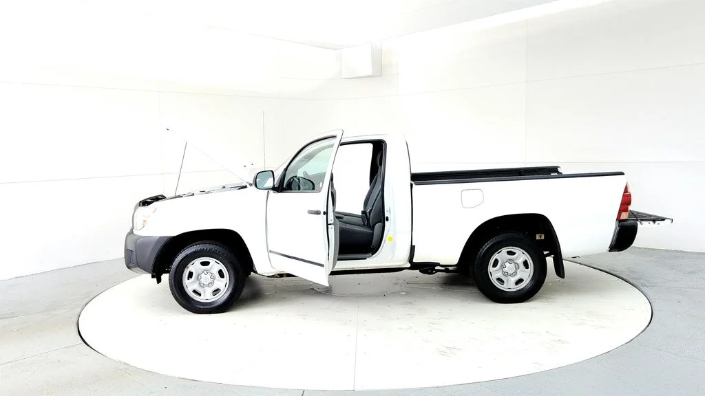 Used 2014 White Toyota Base image 10