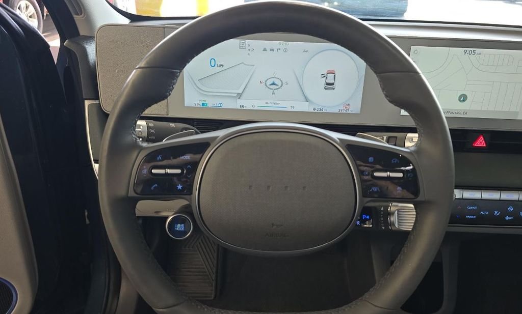 Used 2023 Green Hyundai SEL image 9