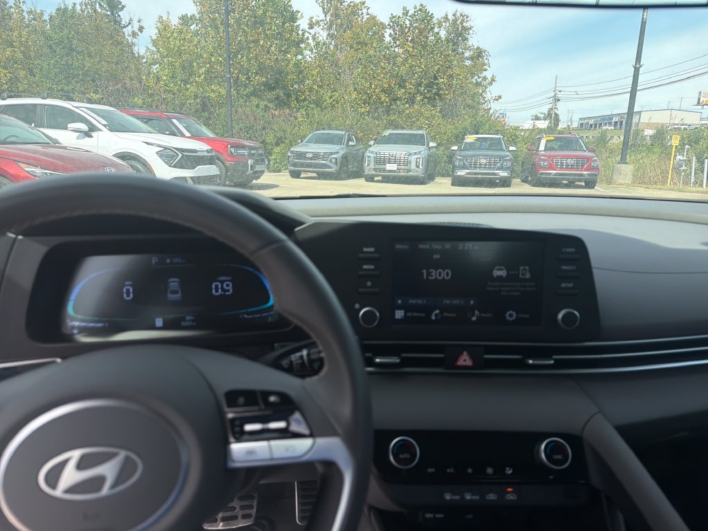 Used 2025 White Hyundai SEL Sport image 21