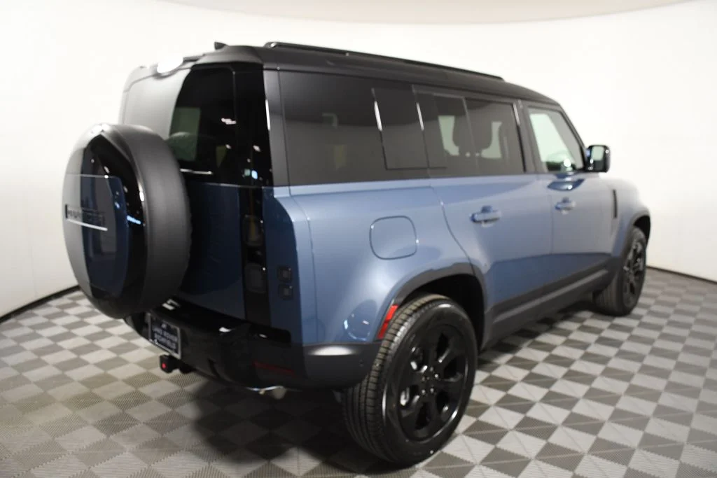 New 2026 Tasman Blue Land Rover S image 6