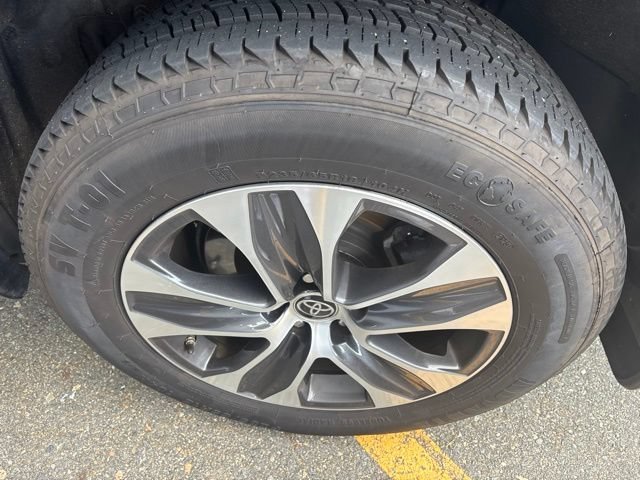 Used 2022 Amber Toyota XLE image 11