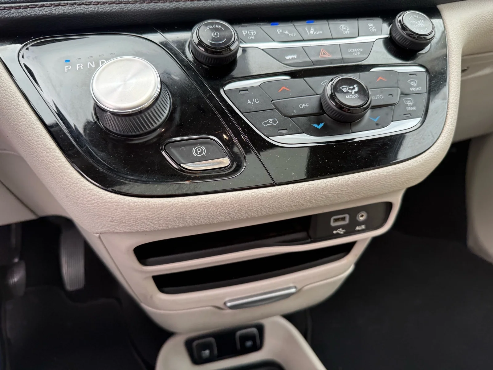 Used 2020  Chrysler Limited image 25