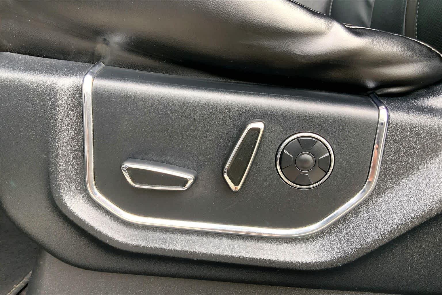 Used 2015 White Platinum Metallic Tri-Coat Ford Platinum image 31