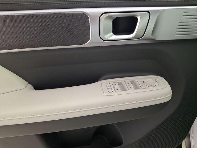 New 2027 White Hyundai SEL image 15