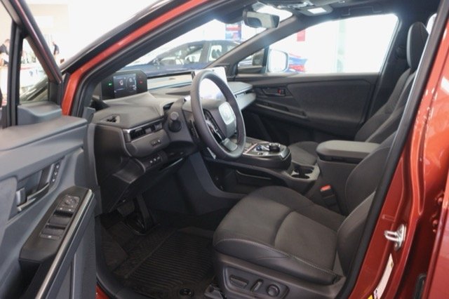 2026 Toyota C-HR XSE - Photo 4