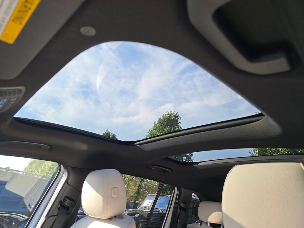 New 2026 Polar White Mercedes-Benz GLB 250 image 4
