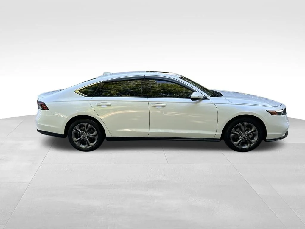 Used 2023 White Honda EX image 6