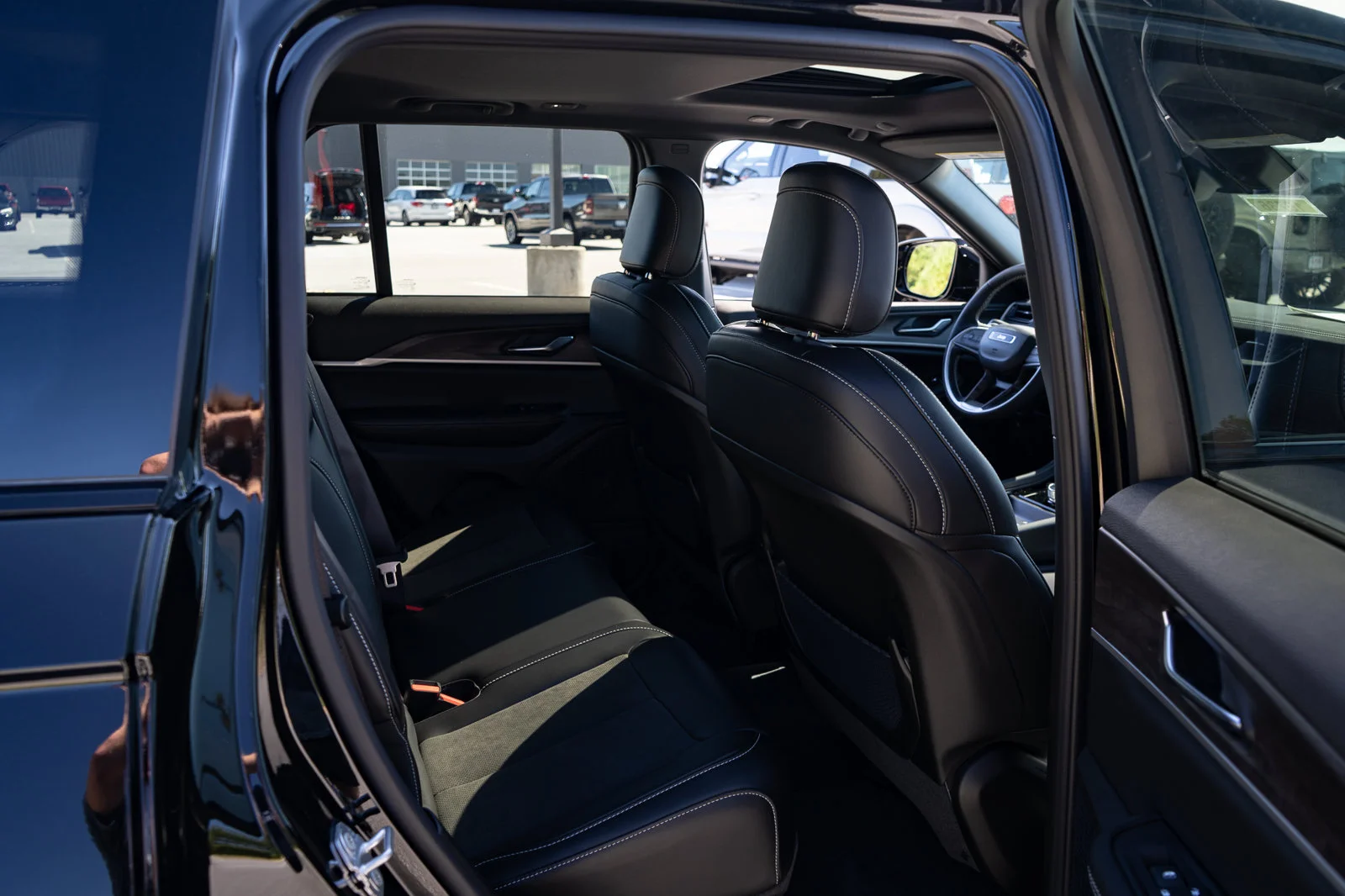 New 2027 High-Gloss Black Paint Jeep Altitude image 21