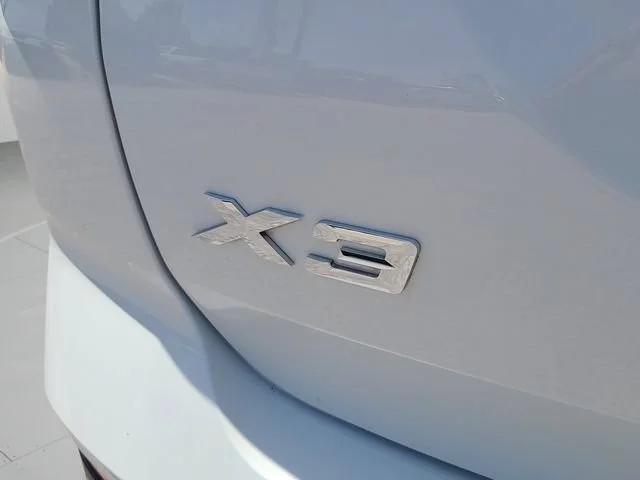 Used 2022 White BMW sDrive30i image 32