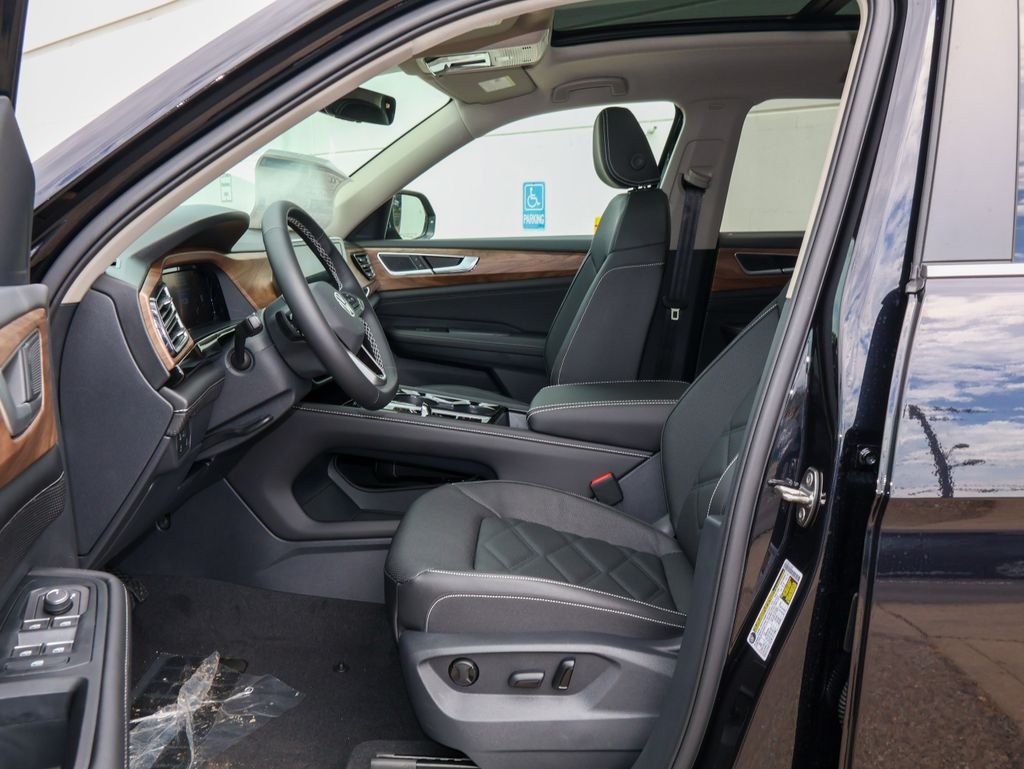 New 2026 Black Volkswagen 2.0T SE w/Technology image 12