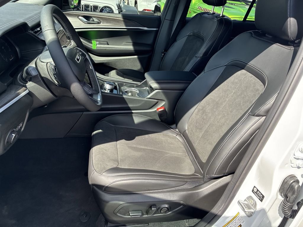 New 2026 Bright White Clear-Coat Exterior Paint Jeep Altitude image 12