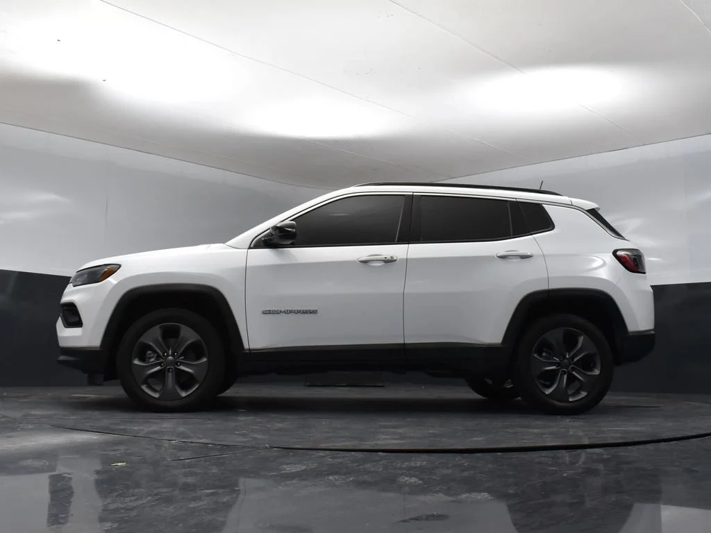 Certified Used 2022 White Jeep Latitude Lux image 10