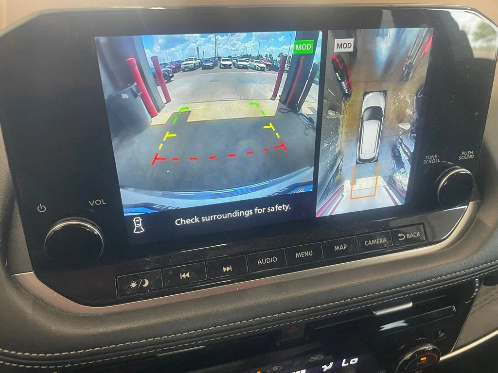 Used 2022 Silver Nissan Platinum image 8