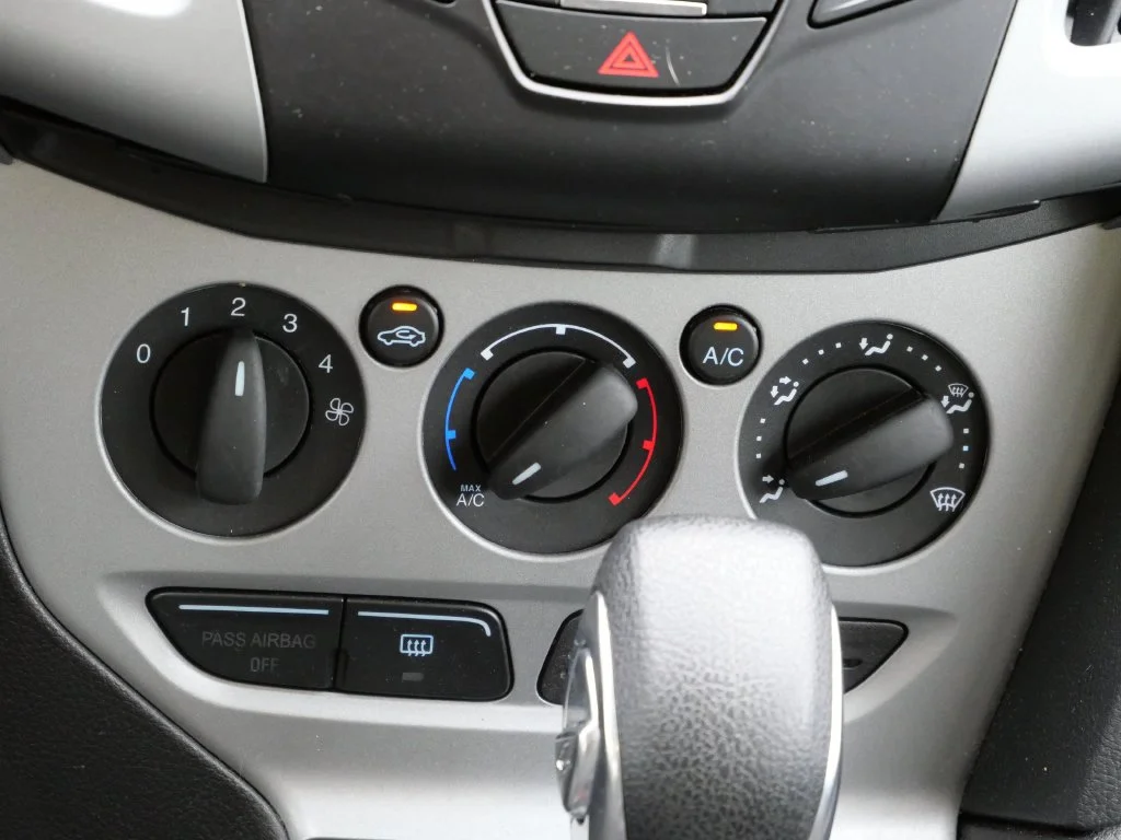 Used 2012 Blue Ford SE image 17