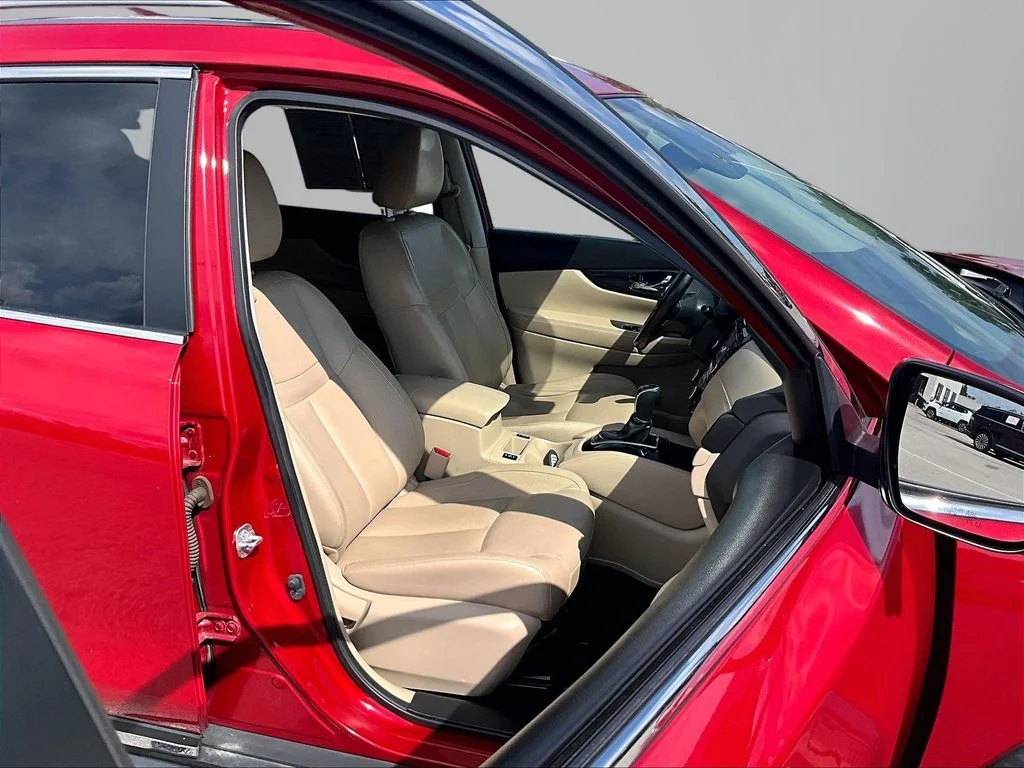 Used 2017 Red Nissan SL image 6