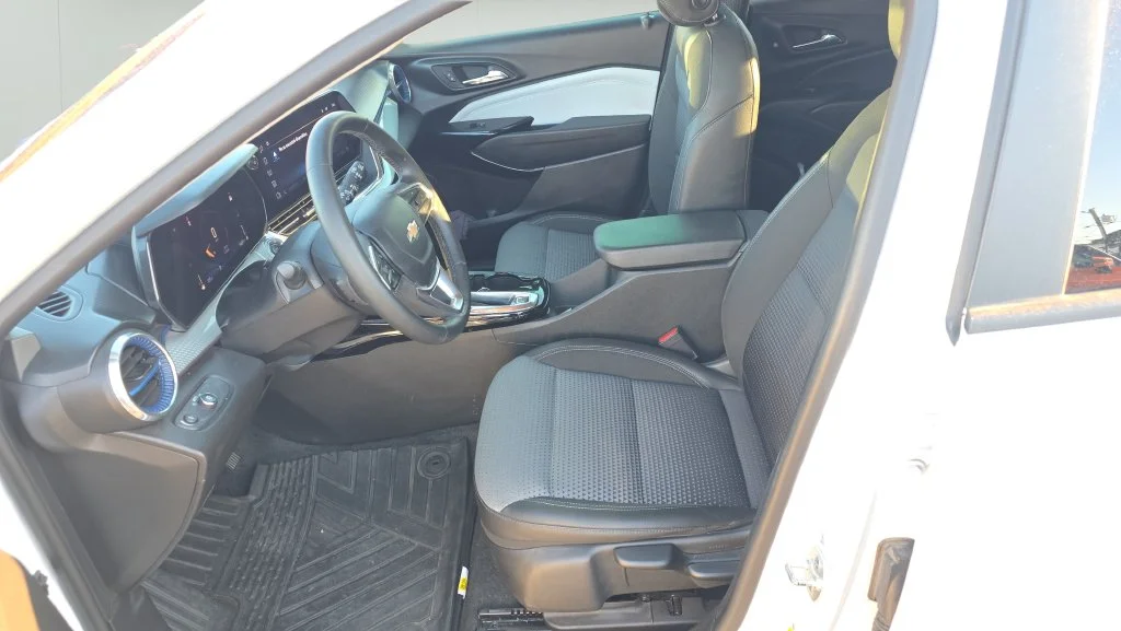Used 2025 White Chevrolet LT image 17
