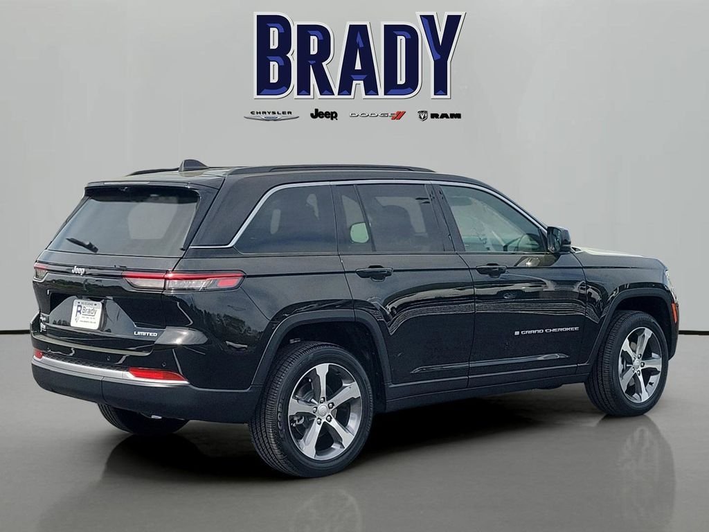 New 2026 Diamond Black Crystal Pearl-Coat Exterior Paint Jeep Limited image 3