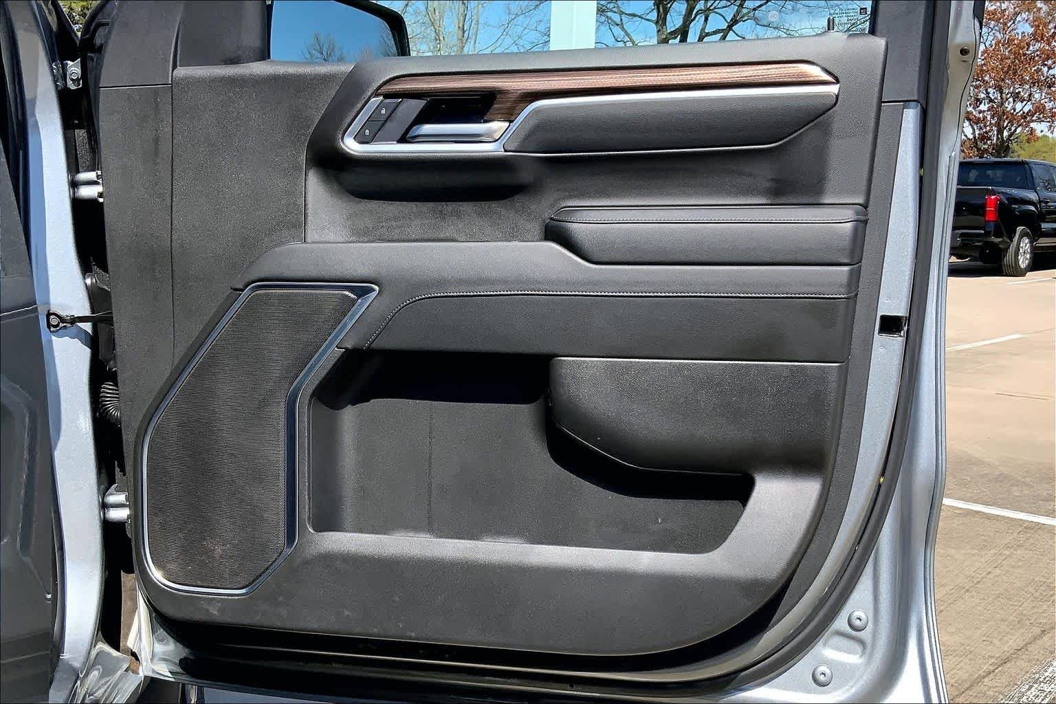 Used 2025 Sterling Gray Metallic Chevrolet LT image 39