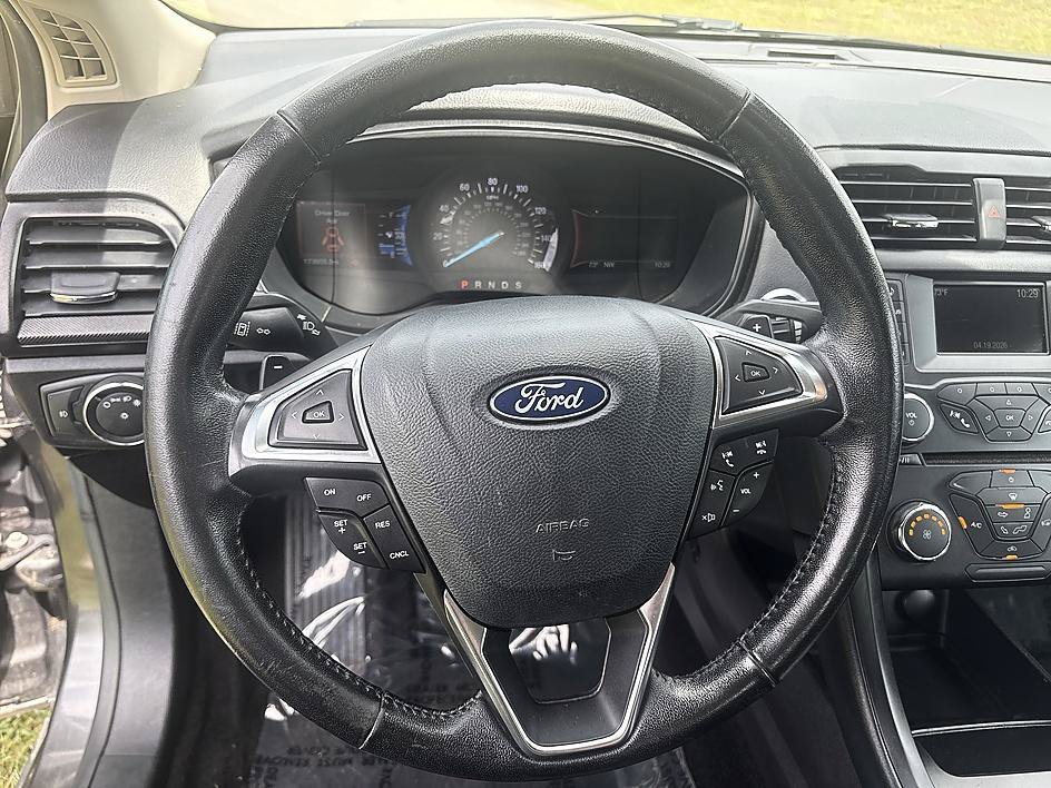 Used 2018 Magnetic Metallic Ford SE image 18