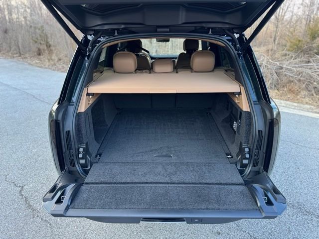New 2026 Belgravia Green LAND ROVER SE image 8