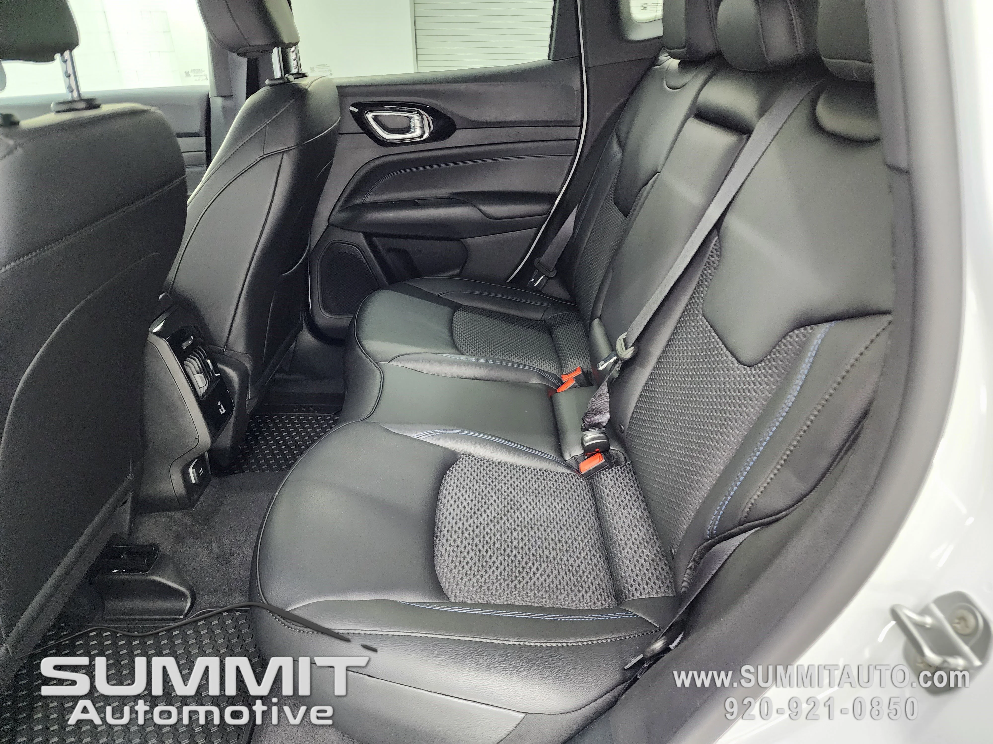 New 2026 Bright White Clearcoat Jeep Latitude image 9
