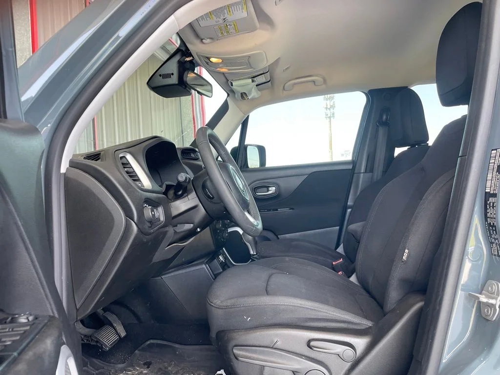Used 2018 Gray Jeep Latitude image 10
