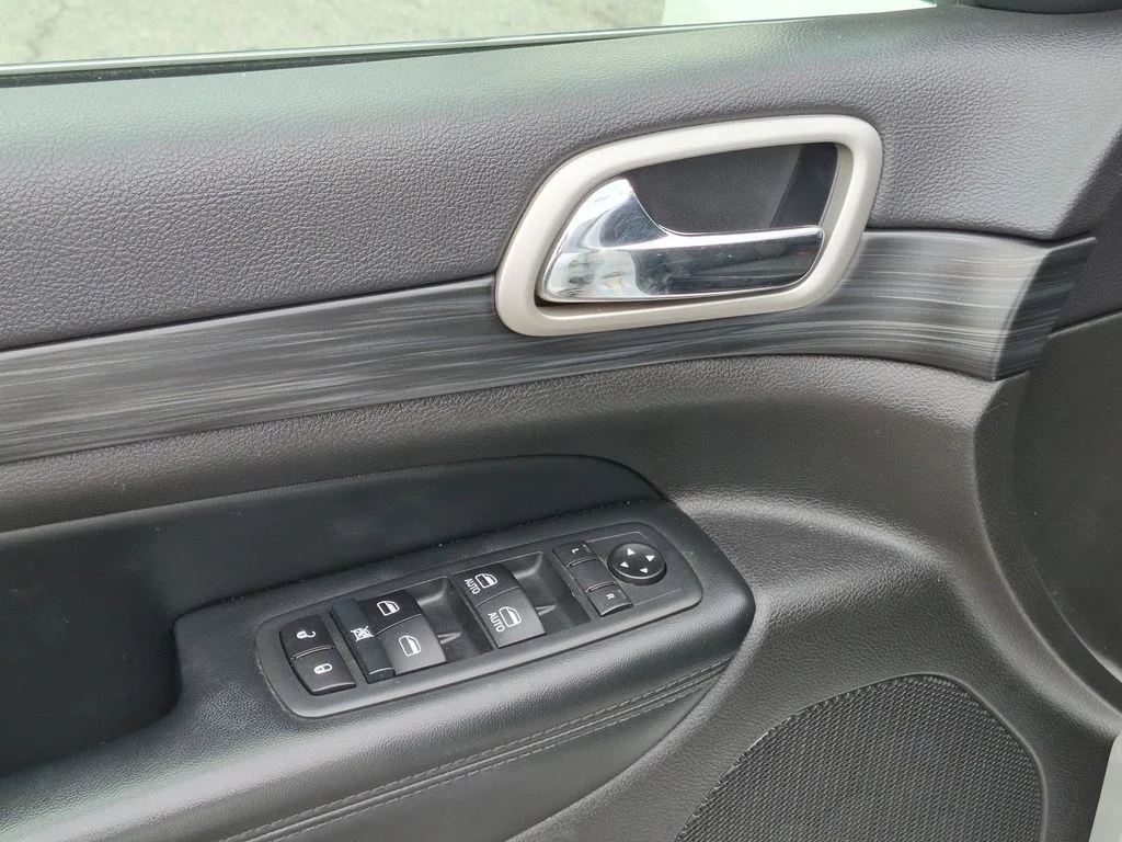 Used 2020 White Jeep Laredo E image 11