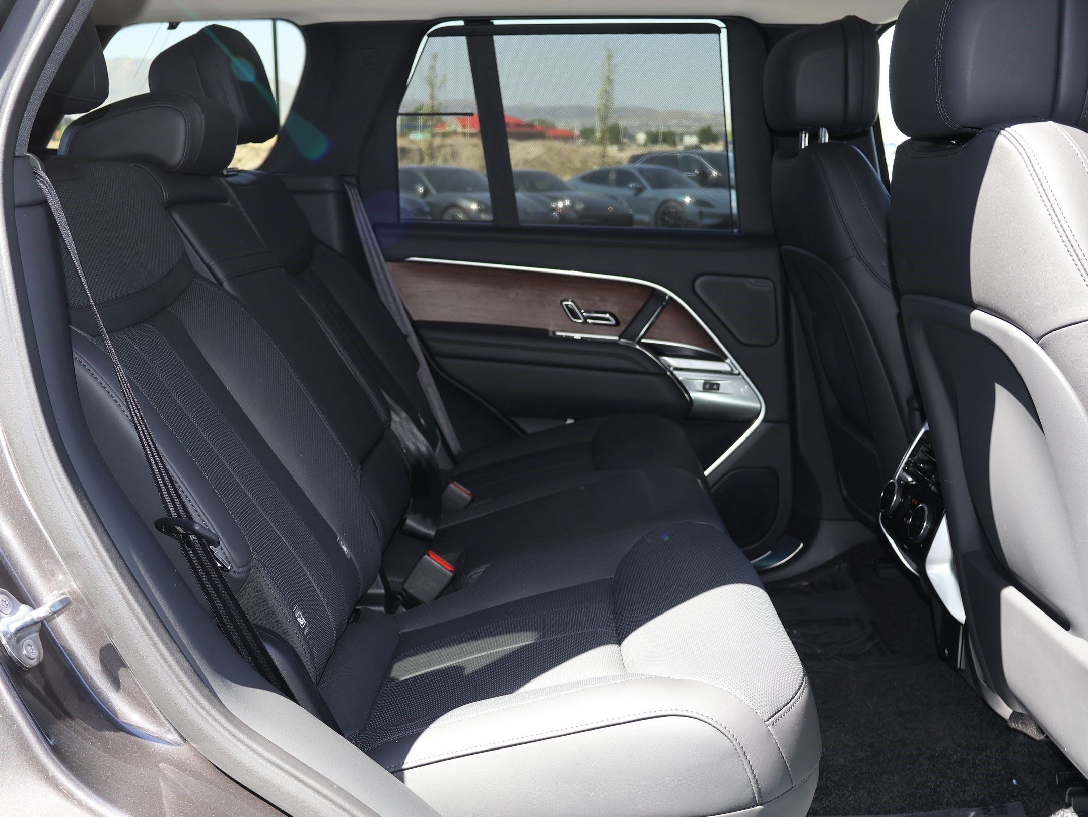 Used 2025 Eiger Grey Metallic Land Rover SE image 30