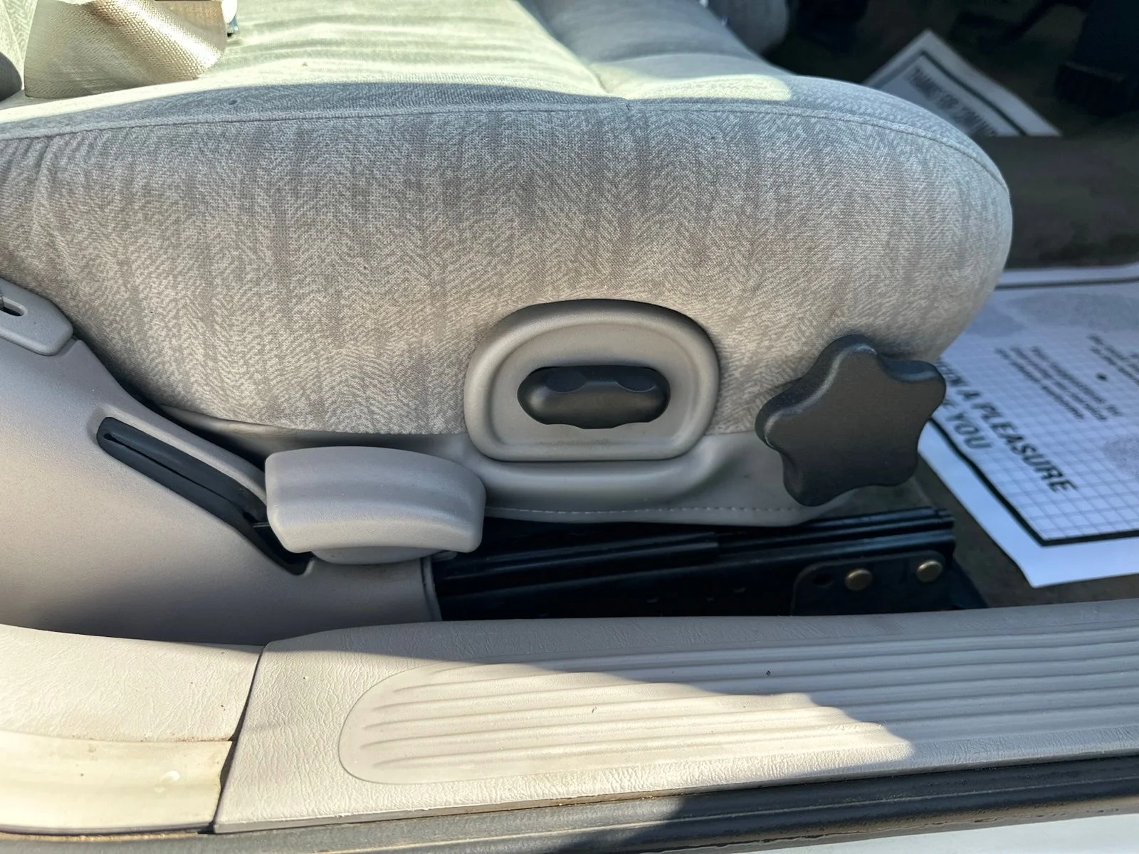 Used 2005 White Buick Custom image 31