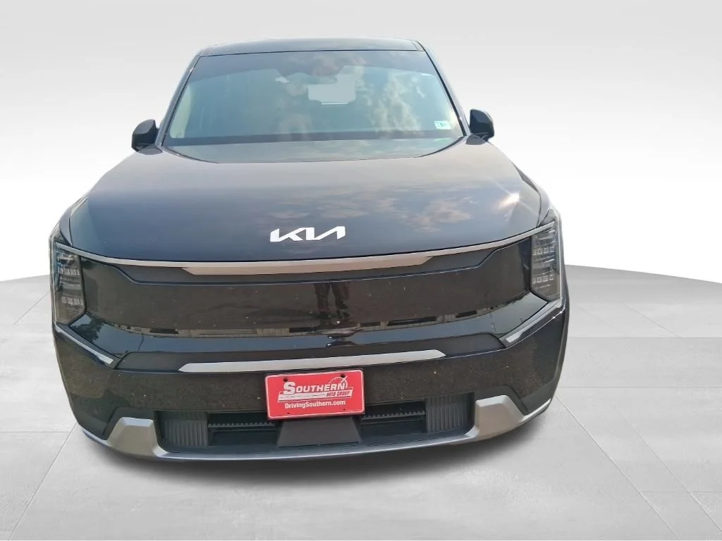 Used 2024 Black Kia Light Long Range image 2