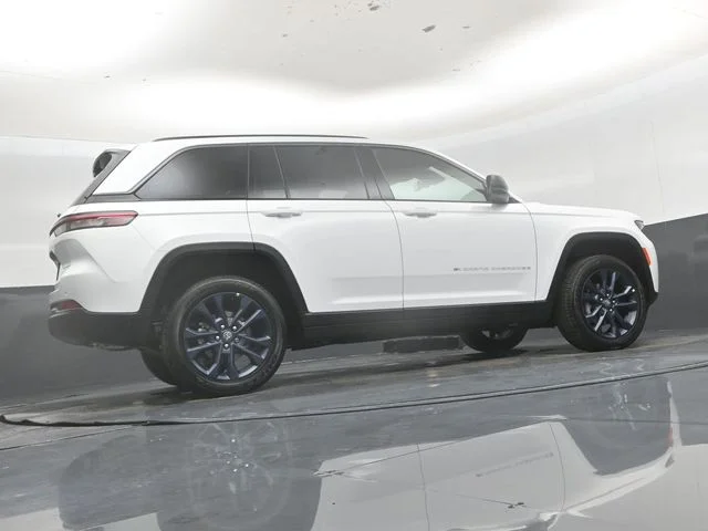 New 2026 Bright White Clear-Coat Exterior Paint Jeep  image 40
