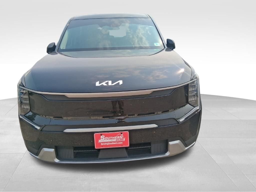Used 2024 Black Kia Light Long Range image 2