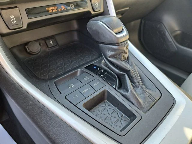 Certified Used 2020  Toyota XLE Premium image 20